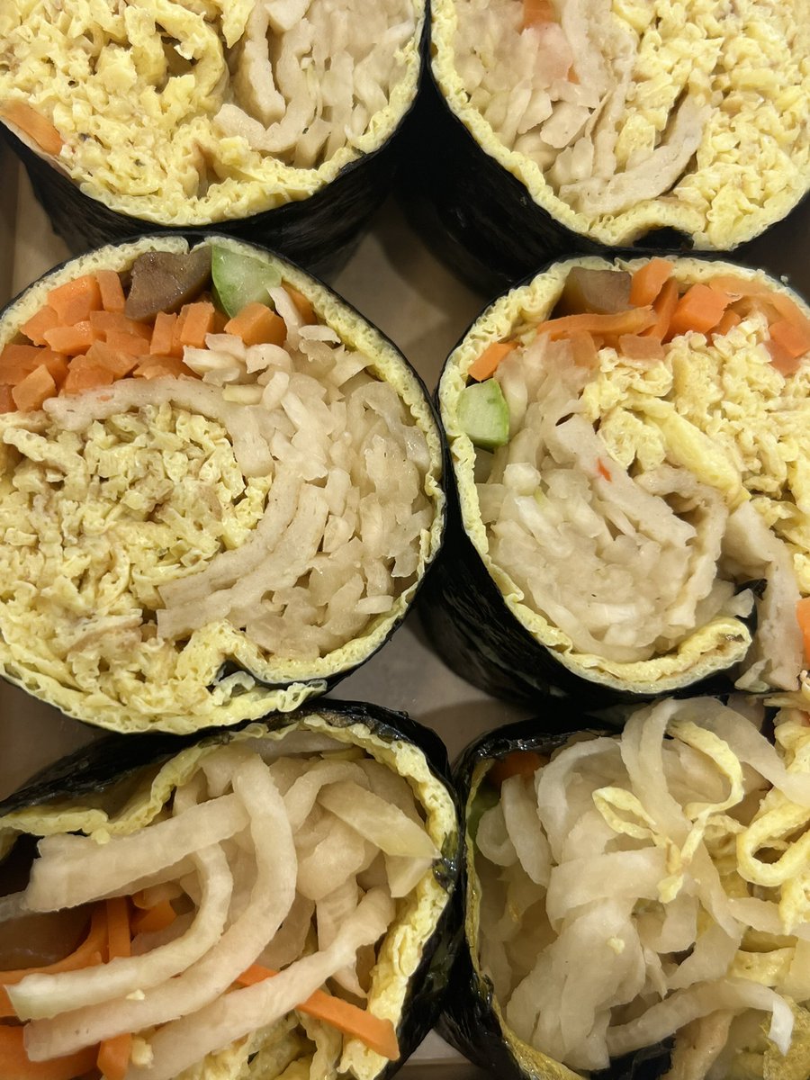 이것은 키토김밥이오 야무지게 먹었는데 이 새벽에 배가 고픕니다.. 다들 잘 주무셔요..