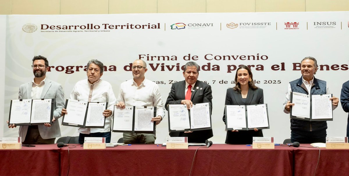 OctavioRomero_O's tweet photo. Durante nuestra visita a Zacatecas, recorrimos el Centro de Servicio del @Infonavit para conversar con personas beneficiadas por el programa Mejoravit solo para ti y por el Programa de congelamiento de créditos, impulsados por la Presidenta @Claudiashein. 

También nos reunimos con el equipo de la delegación regional para supervisar la estrategia implementada para agilizar la atención directa y el combate al coyotaje, para proteger el patrimonio de las personas trabajadoras.

Más tarde, firmamos un convenio con el gobernador @DavidMonrealA, presidentes municipales y representantes de @SEDATU_mx, @Conavi_mx e @INSUS_Oficial para implementar el programa #ViviendaParaElBienestar en el estado, que contempla la construcción de viviendas de 60 metros cuadrados y áreas verdes para los derechohabientes que ganan entre uno y dos salarios mínimos.

Además, visitamos el municipio de Guadalupe, donde recorrimos, junto al presidente municipal @ChepeSaldivar y Luz Eugenia Pérez Haro, secretaria de Desarrollo Urbano, Vivienda y Ordenamiento Territorial del estado, uno de los predios donde iniciaremos la edificación de las primeras 200 viviendas.  

Finalmente, en compañía de la titular de la @SeduvotZac conversamos con desarrolladores y constructores de la Canadevi y la CMIC para explicarles cómo sumarse al programa de la Presidenta, con el objetivo de reducir el rezago en vivienda social y activar la economía local.

#2doPiso4T #InfonavitConstructor