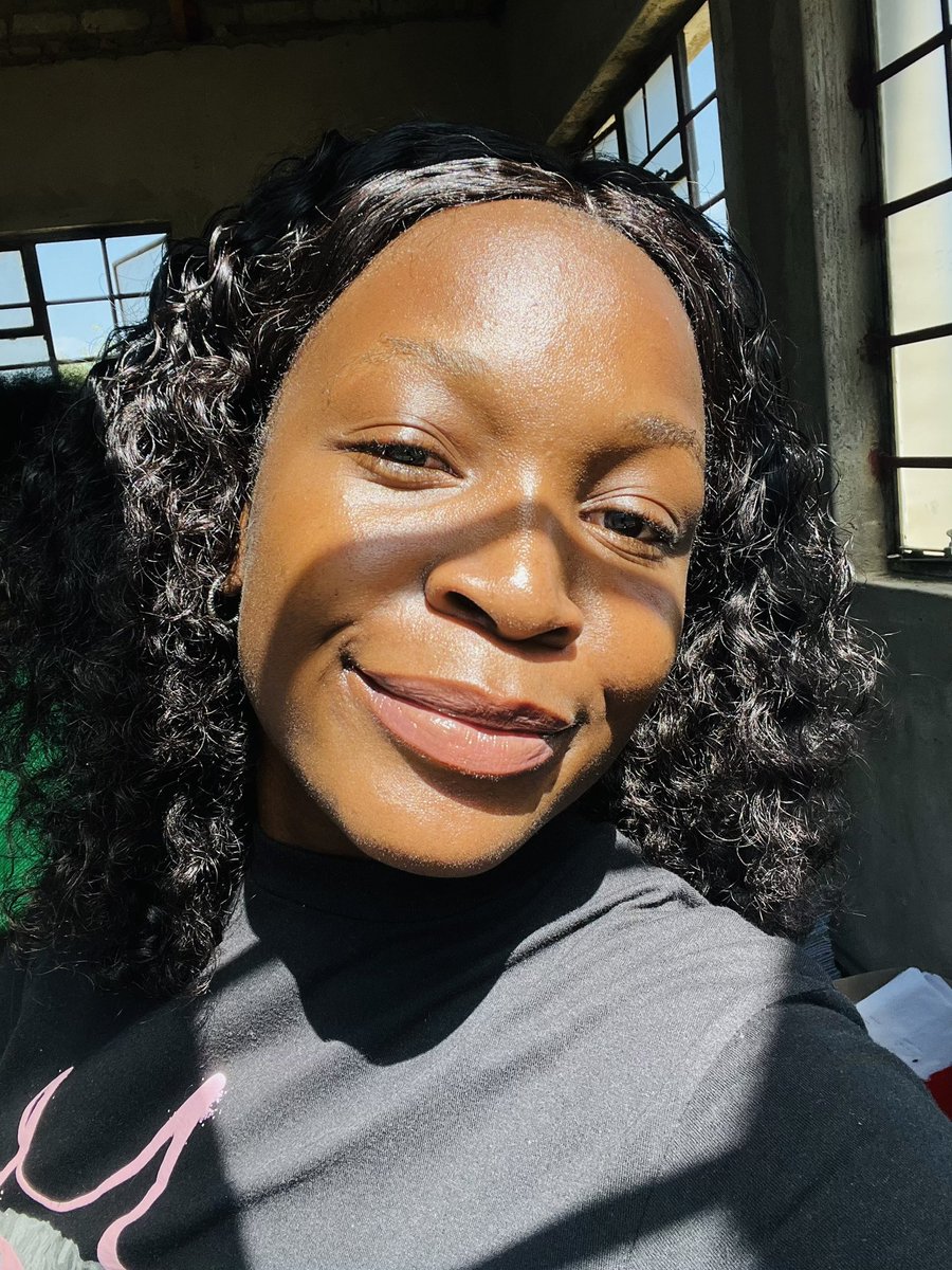 ThandekaMarlyne's tweet photo. Nothing hectic , just few snaps of me at work 🤎🧜🏿♀️
#munaka #macG #condolences https://t.co/LKCUSQHXbf