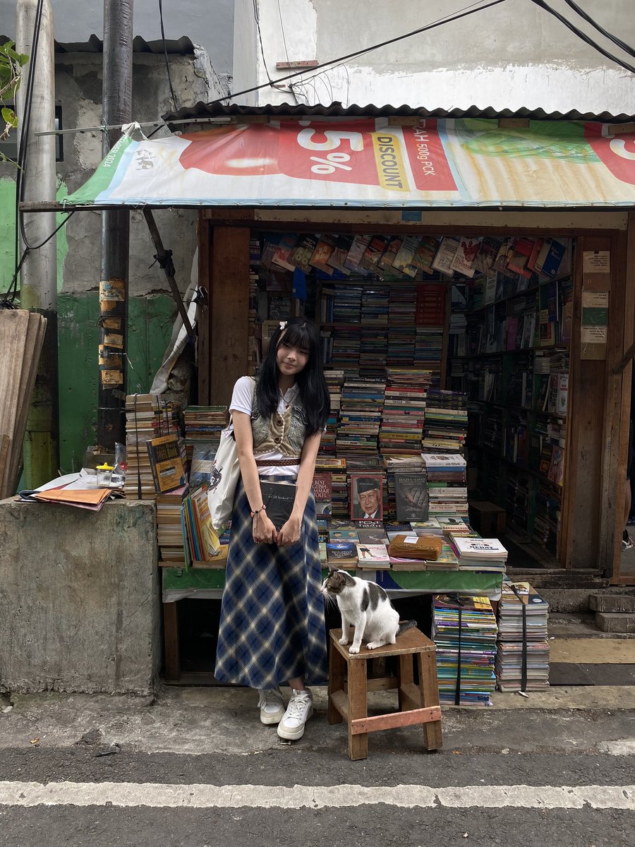 apocaIypsum's tweet photo. i still can't believe that this place exists in jakarta https://t.co/CgJ5qPX4r9