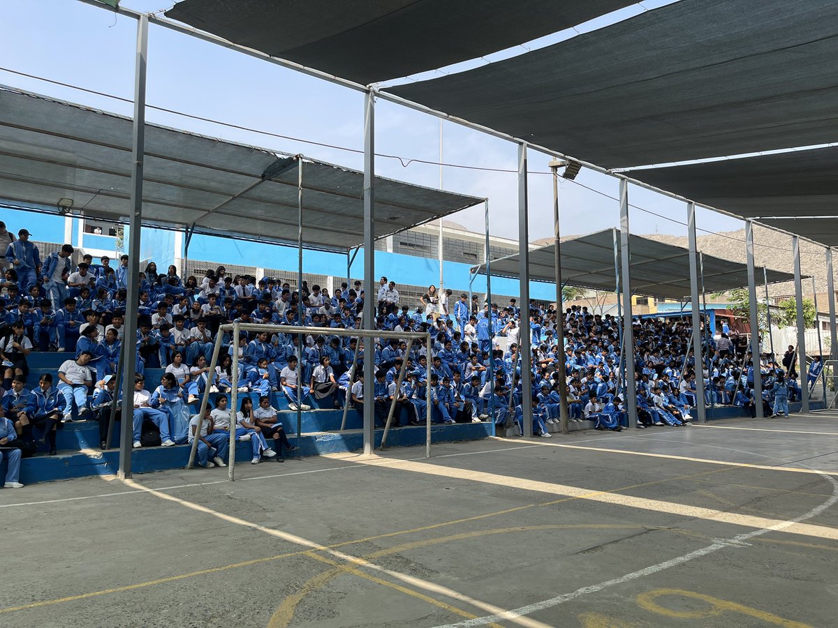 #NuevoTiempoenAcción 🩵 Hoy continuamos con nuestro recorrido en la Caravana de Impacto Esperanza y estuvimos compartiendo salud emocional en la l.E. Felipe Santiago Estenos de Chaclacayo con todo el personal educativo y estudiantes entregando el libro #LaClavedelCambio 📖🙏✨