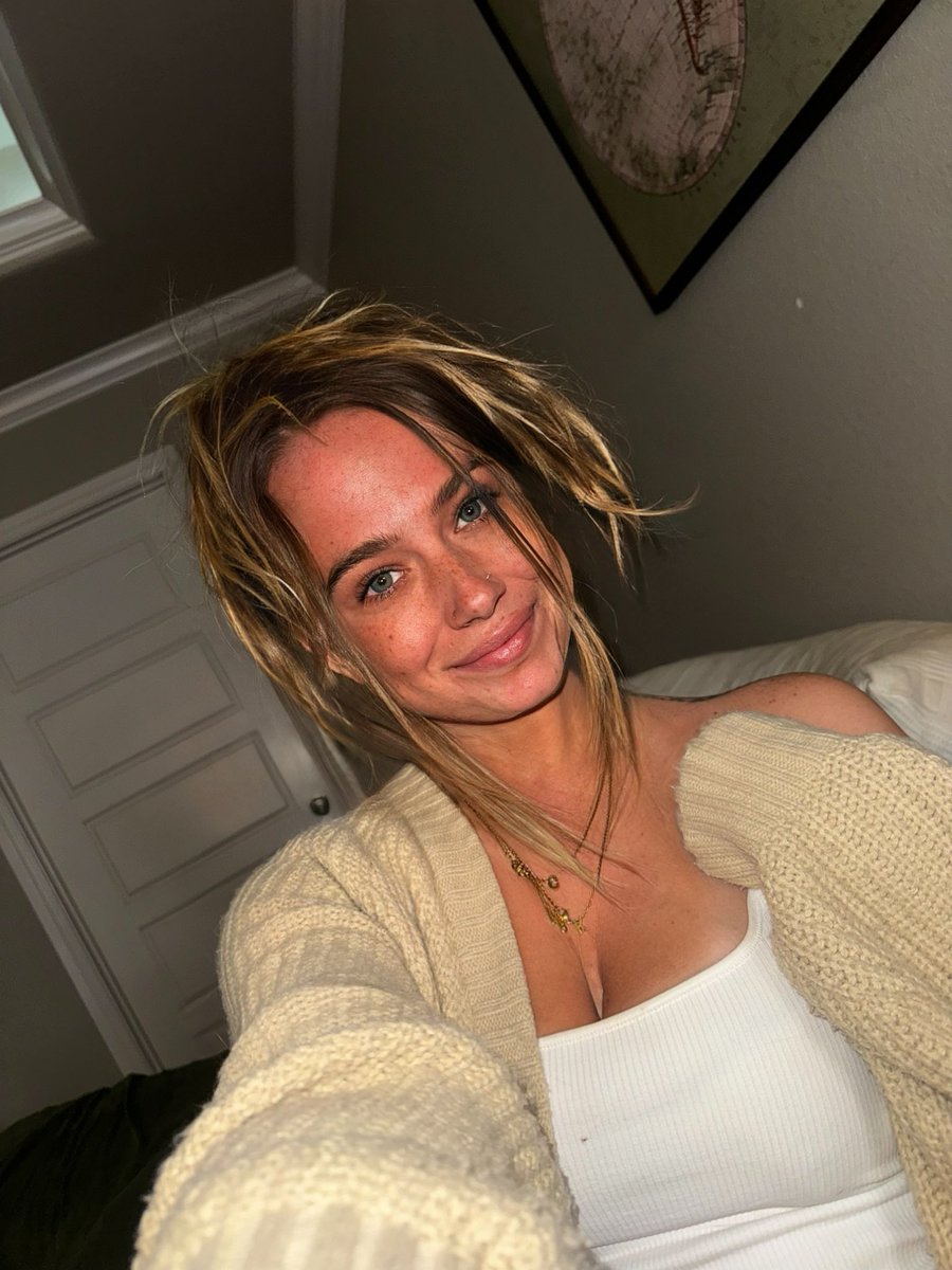 avbebop's tweet image. emotional support sweater stays on y’all