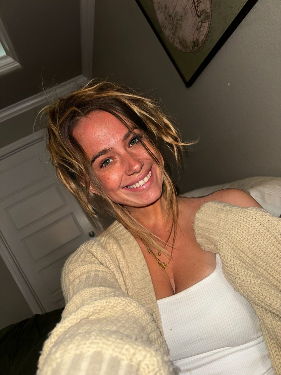 avbebop's tweet image. emotional support sweater stays on y’all