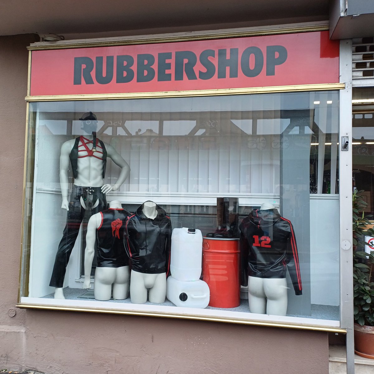 CarstenHeiko's tweet photo. Unsere neue Schaufensterdeko ist ein echter Hingucker in der Nacht.

#raction #rubber #latexoutfit #latexfetish #gay #latexgear #latexdreams #latex #rubbermen #kinky #lgbtq #gaymen #bdsmِ #madetomeasure #muscle #industrial #partywear #clubwear #erotic https://t.co/K76wDMld8k