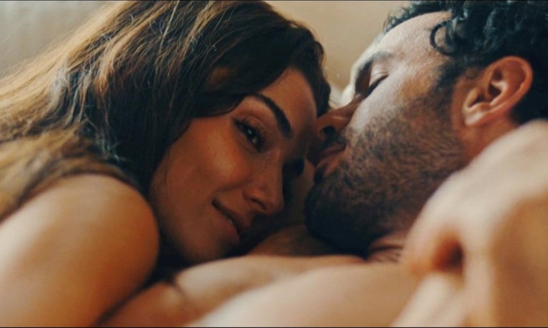 sara_sestini's tweet photo. questo venerdì su Netflix Italia non perdetevi La Commedia Romantica #RüzgaraBırak #HandeErçel #BarışArduç https://t.co/zUa29YI0Yw