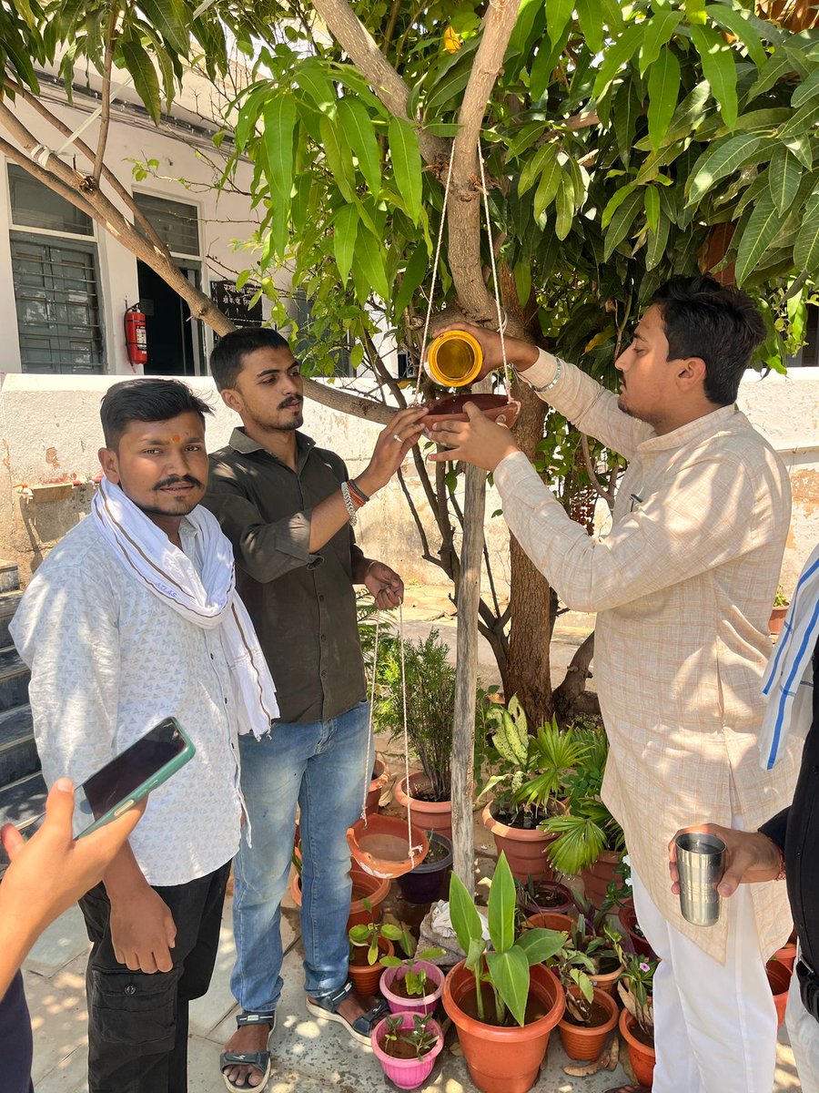 LCaturvedi's tweet photo. सीधी जिले के नगर इकाई मझौली के कार्यकर्ताओं द्वारा विकासार्थ विद्यार्थी SFD गतिविधि के माध्यम से शासकीय कला एवं वाणिज्य महाविद्यालय मझौली में ''पक्षी मित्र'' अभियान चलाया गया |
#SelfieWithSakora
#ABVPMahakoshal
#StudentForDevelopment https://t.co/CB9Au96uWO