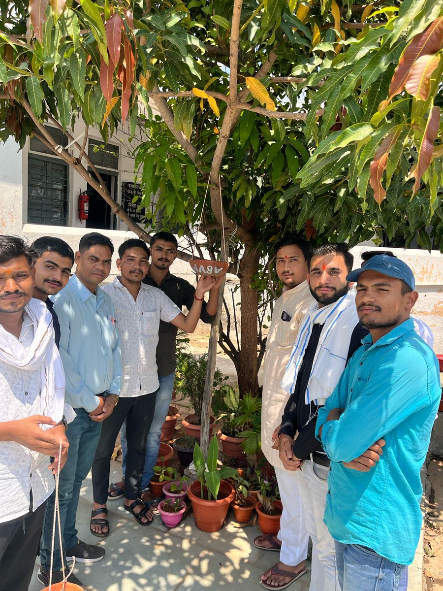 LCaturvedi's tweet photo. सीधी जिले के नगर इकाई मझौली के कार्यकर्ताओं द्वारा विकासार्थ विद्यार्थी SFD गतिविधि के माध्यम से शासकीय कला एवं वाणिज्य महाविद्यालय मझौली में ''पक्षी मित्र'' अभियान चलाया गया |
#SelfieWithSakora
#ABVPMahakoshal
#StudentForDevelopment https://t.co/CB9Au96uWO
