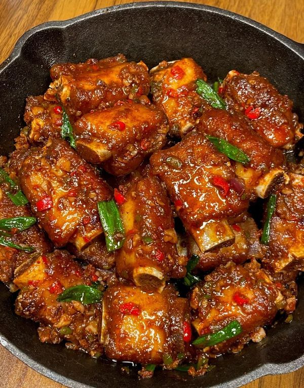 Spicy braised pork ribs — once this dish hits the table, there's no way one bowl of rice is enough! 😂