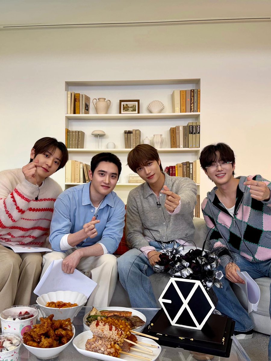 hady0903's tweet photo. Năm sau phải đông đủ nha @weareoneEXO
#EXO #anniversary #saranghaja https://t.co/eycWWhvaTT