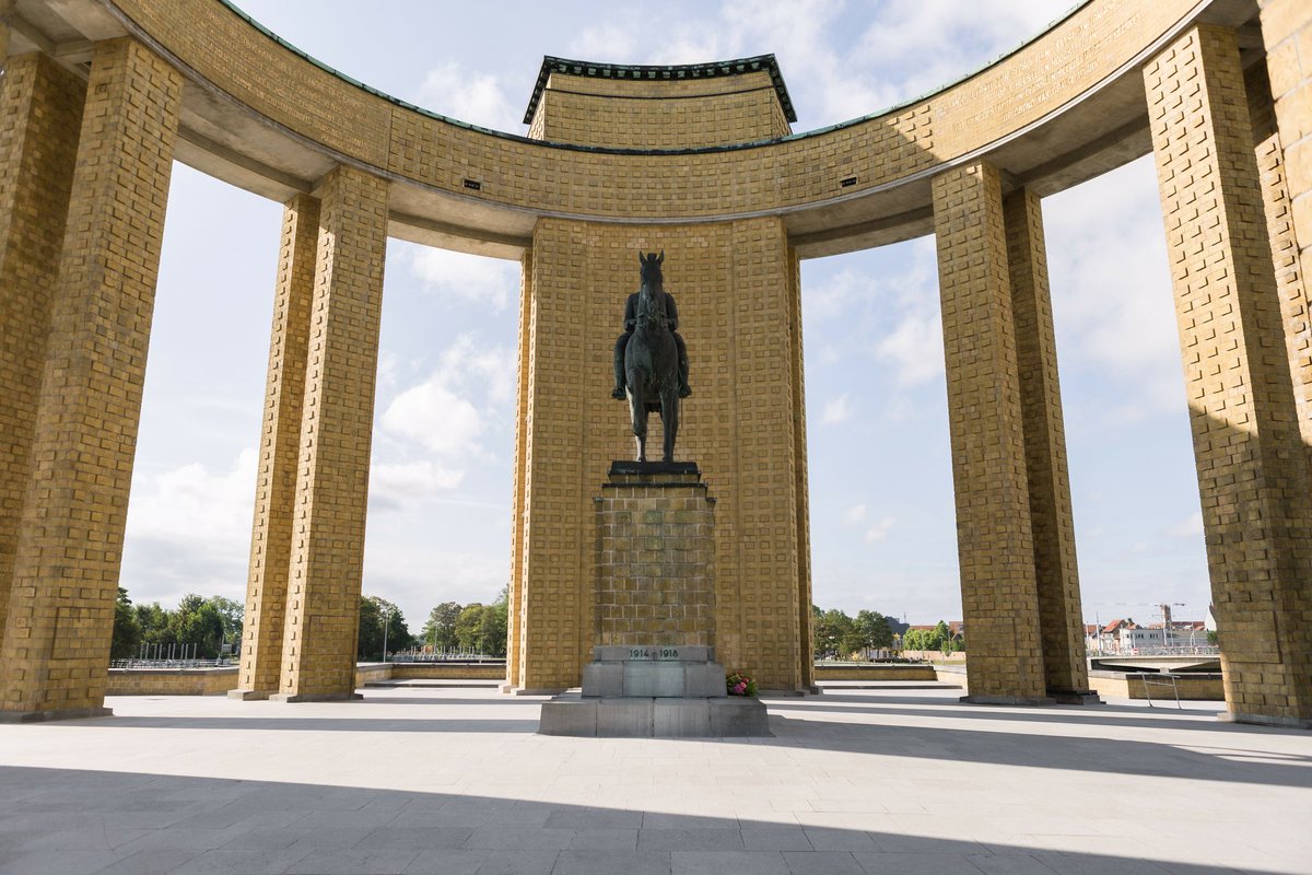 FrederikBourgu1's tweet photo. #OTD in 1875 (150 jaar geleden) werd Koning Albert I van #België 🇧🇪 geboren. 👑 Tijdens #WOI blijft hij bij zijn troepen aan het front, en weigerde hij zijn troepen aan de #geallieerden over te dragen. In #Nieuwpoort bij de #rivier de #IJzer staat zijn bekendste #memoriaal. 🪖 https://t.co/n2StjRNZfW