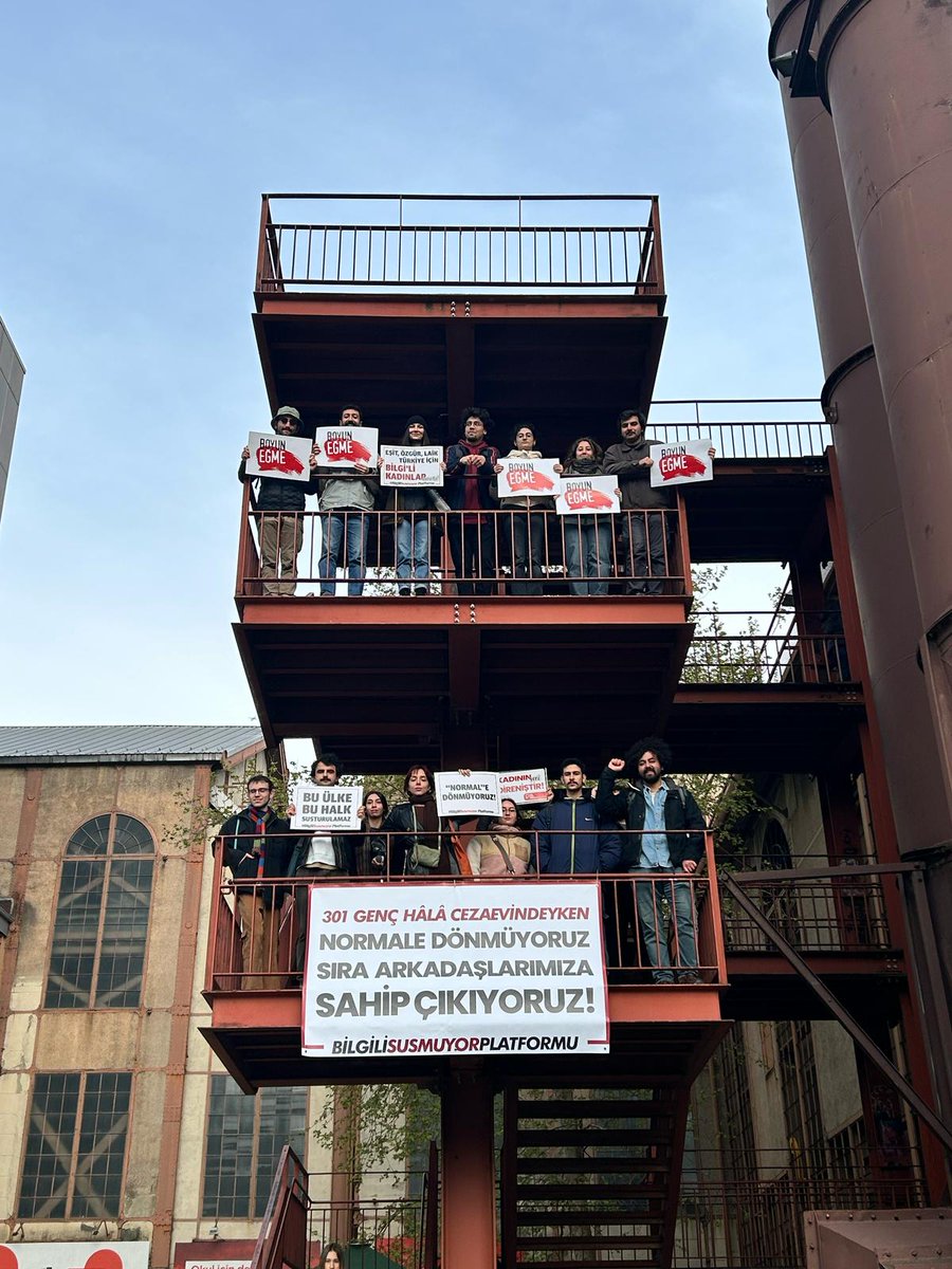 bilgilisusmuyor's tweet photo. Bugün Bilgili sıra arkadaşlarımız İrem, Ant ve Sinan Can'ın da aralarında olduğu 301 tutuklu yurtsever genç için tek ses olduk ❤

Cumhuriyet'e, laikliğe, bağımsızlığa, eşitlik ve özgürlüğe düşman olan siyasal iktidarın karşısında boyun eğmeyeceğimizi bir kez daha ilan ettik. 

Tutuklamalarla, baskı ve zorbalıkla bizi susturabileceğini zanneden iktidara yanıtımız net:

✊🏻 301 arkadaşımızı alana kadar nöbetteyiz! 
Bu daha başlangıç, mücadeleye devam! 

#BilgiliSusmuyor
#BoyunEğme