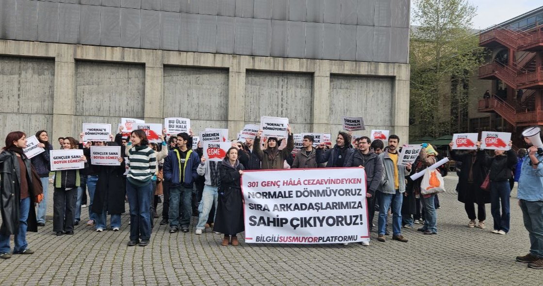 bilgilisusmuyor's tweet photo. Bugün Bilgili sıra arkadaşlarımız İrem, Ant ve Sinan Can'ın da aralarında olduğu 301 tutuklu yurtsever genç için tek ses olduk ❤

Cumhuriyet'e, laikliğe, bağımsızlığa, eşitlik ve özgürlüğe düşman olan siyasal iktidarın karşısında boyun eğmeyeceğimizi bir kez daha ilan ettik. 

Tutuklamalarla, baskı ve zorbalıkla bizi susturabileceğini zanneden iktidara yanıtımız net:

✊🏻 301 arkadaşımızı alana kadar nöbetteyiz! 
Bu daha başlangıç, mücadeleye devam! 

#BilgiliSusmuyor
#BoyunEğme