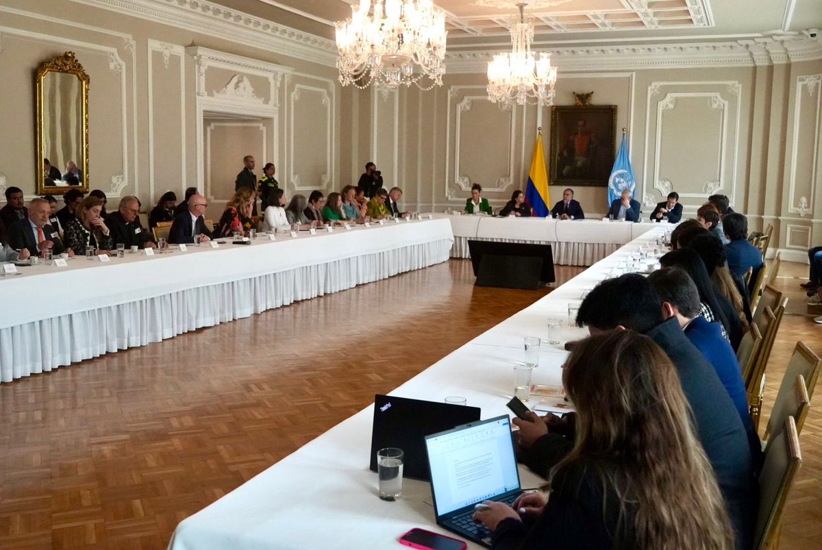 AABenedetti's tweet photo. Reiteramos ante casi 20 embajadores y representantes del @FondoONUCol el compromiso del presidente @petrogustavo para la implementación del Acuerdo de Paz y el interés de transformar regiones como el Catatumbo, donde declaramos el Estado de Conmoción Interior para focalizar inversiones. Gracias por creer en la paz en Colombia con sus aportes y por ayudarnos a cambiar las realidades de colombianas y colombianos.