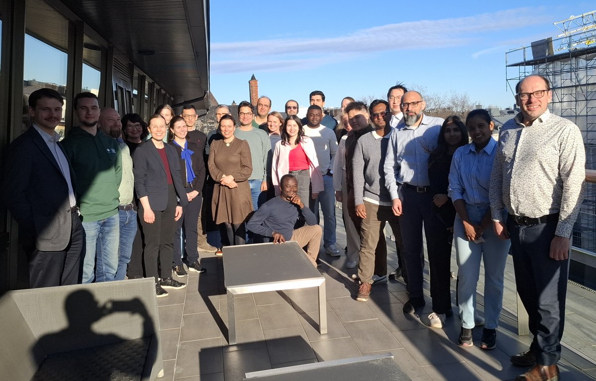 Tänään tupa/terassi täynnä osaajia <a href="/metsateollisuus/">Metsäteollisuus</a>’ toimistolla. Järjestimme verkostoitumistilaisuuden CIMANET-tohtorikoulutuspilotin tutkijoille ja #metsäteollisuus'yritysten edustajille. Hienoa nähdä tärkeää verkostoitumista yritysten ja tuoreiden #tki-osaajin välillä! Kiitos