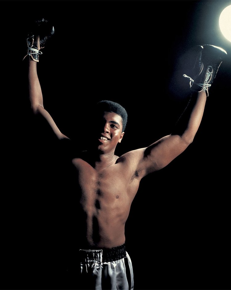MuhammadAli's tweet photo. A portrait of Muhammad Ali during a photo shoot at a studio in Miami.
April 1965.
๐ธ: @LeiferNeil
#MuhammadAli #Icon #Portrait #Miami #1965 #Photography #LegendaryFigure https://t.co/nuWvpaKqmt