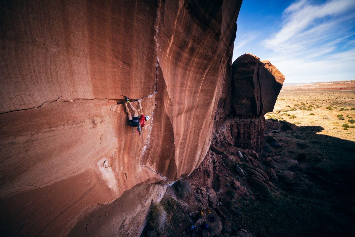 Sometimes one shoe is all you need to send. La Sportiva Athlete @connor.herson sending Stranger than Fiction (5.14-/8c). 
 
📸: @chrisnataliephoto

#lasportiva #rockclimbing
