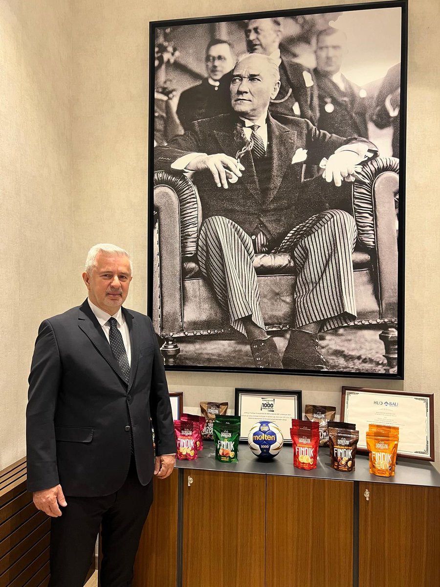 Huzur ve güvenin yılmaz bekçileri polis teşkilatımızın “Polis Haftası” nı kutluyorum. 

Cem ŞENOCAK
ULUSAL FINDIK KONSEYİ BAŞKANI
                    instagram.com/p/DIMQhaAKUBa/…