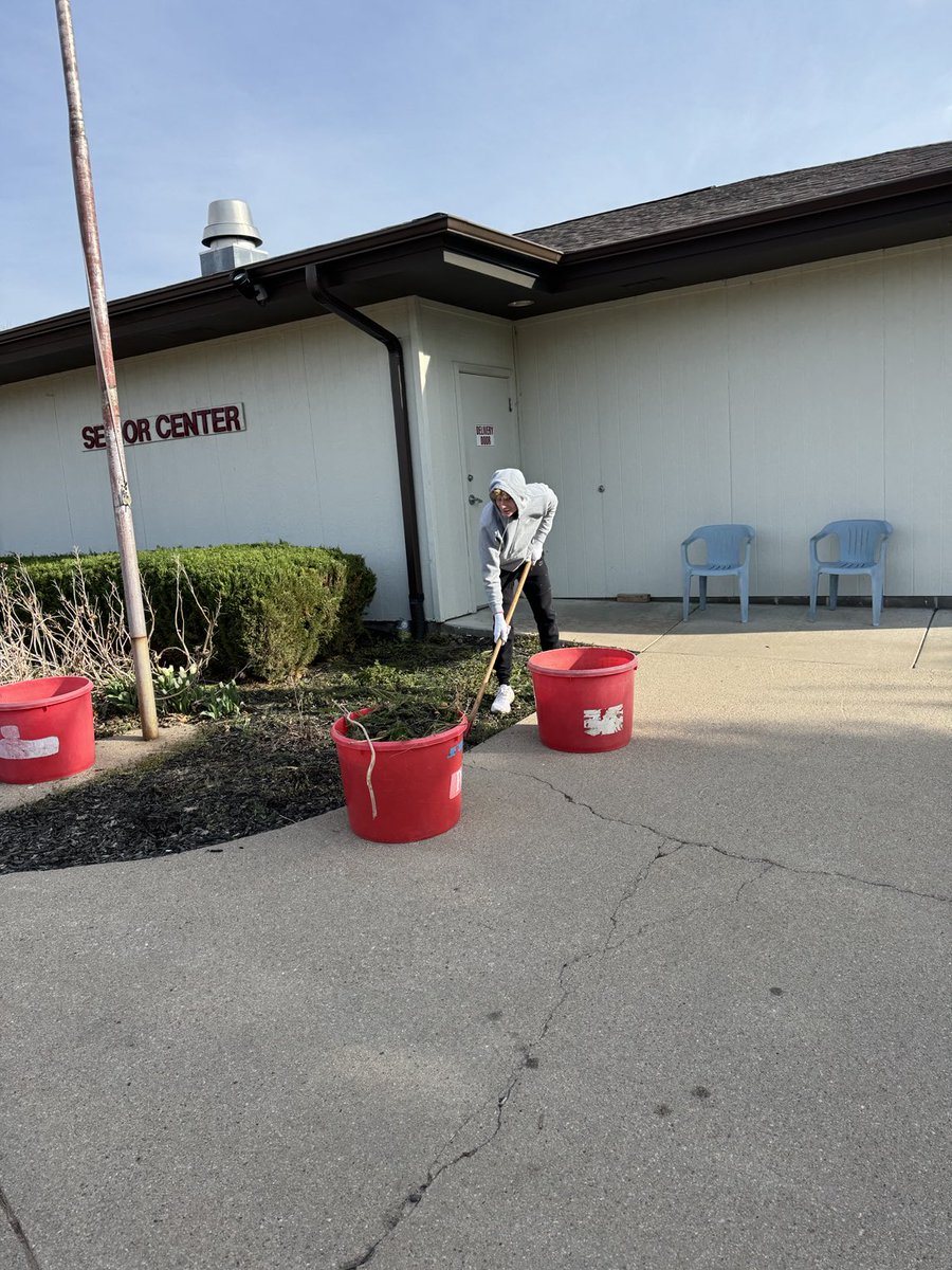SethRyker's tweet photo. Mr. Koehler’s and Mrs. Hamilton’s Foundations teams are spending their Service Day helping out at the Senior Center! #SwedesLead ⁦@GBurgSwedes⁩ https://t.co/kHNv5RmJxQ
