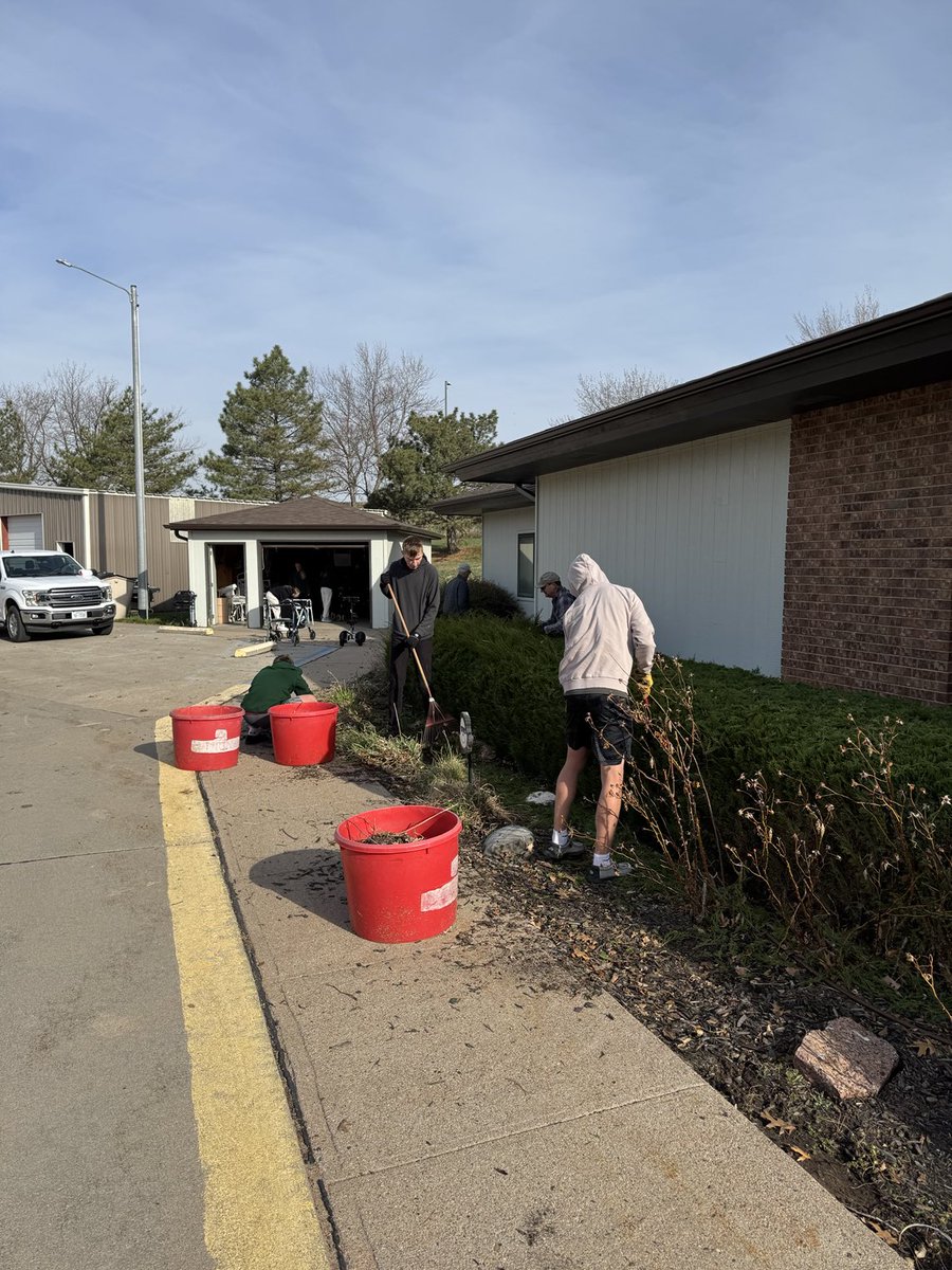 SethRyker's tweet photo. Mr. Koehler’s and Mrs. Hamilton’s Foundations teams are spending their Service Day helping out at the Senior Center! #SwedesLead ⁦@GBurgSwedes⁩ https://t.co/kHNv5RmJxQ