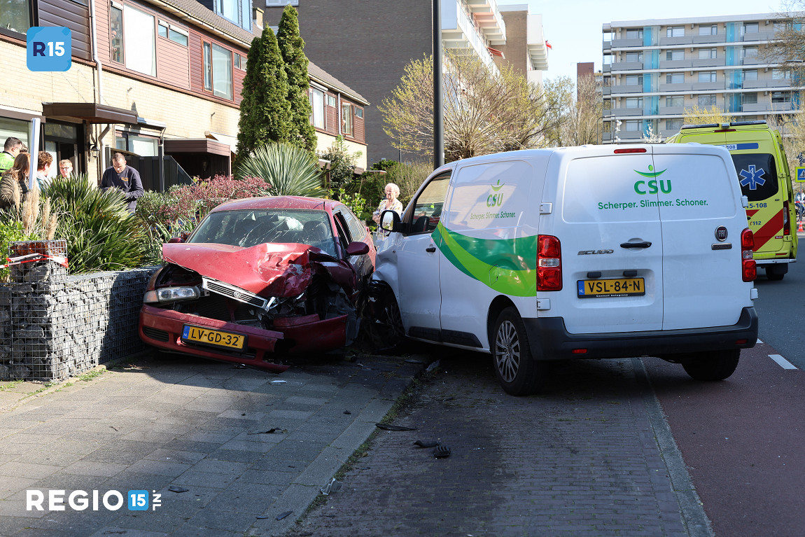 Auto de stoep op: bestuurder en voetganger gewond