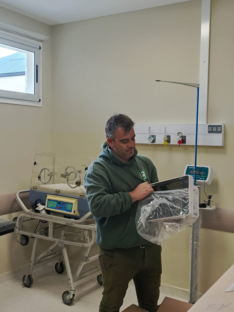 Weretilneck's tweet photo. MAQUINCHAO SE MERECÍA ESTE HOSPITAL. HOY ES UN HECHO.

En la Región Sur, todo cuesta un poco más: el clima, las distancias, el acceso.
Pero eso no puede ser una excusa para que haya ciudadanos de segunda.

Por eso, en Maquinchao, terminamos la primera etapa de ampliación del hospital “Orencio Callejas”, sumando camas, nuevos servicios y el equipamiento médico necesario, que ya está llegando, para transformar la atención en la zona.

Ya invertimos más de $186 millones en equipos y seguimos adelante. Muy pronto comenzará la segunda etapa, con nuevas áreas de guardia, consultorios, laboratorio y emergencias.

Esto no es solo una obra. Es una decisión política: cuidar a nuestra gente, vivan donde vivan.