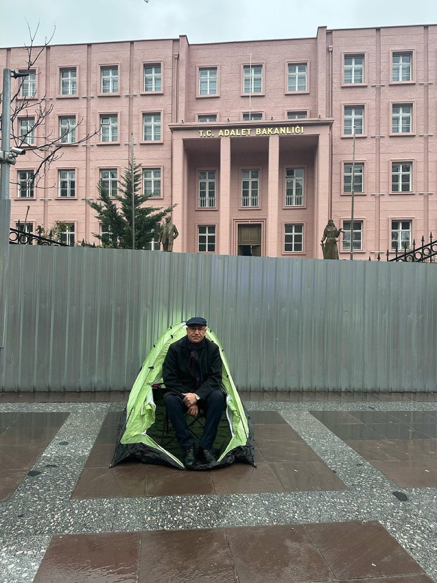 haskologlu's tweet photo. CHP Milletvekili Mahmut Tanal, Adalet Bakanlığı önünde çadır kurarak “adalet nöbeti” tutmaya başladı. https://t.co/mSzf5BFHp1