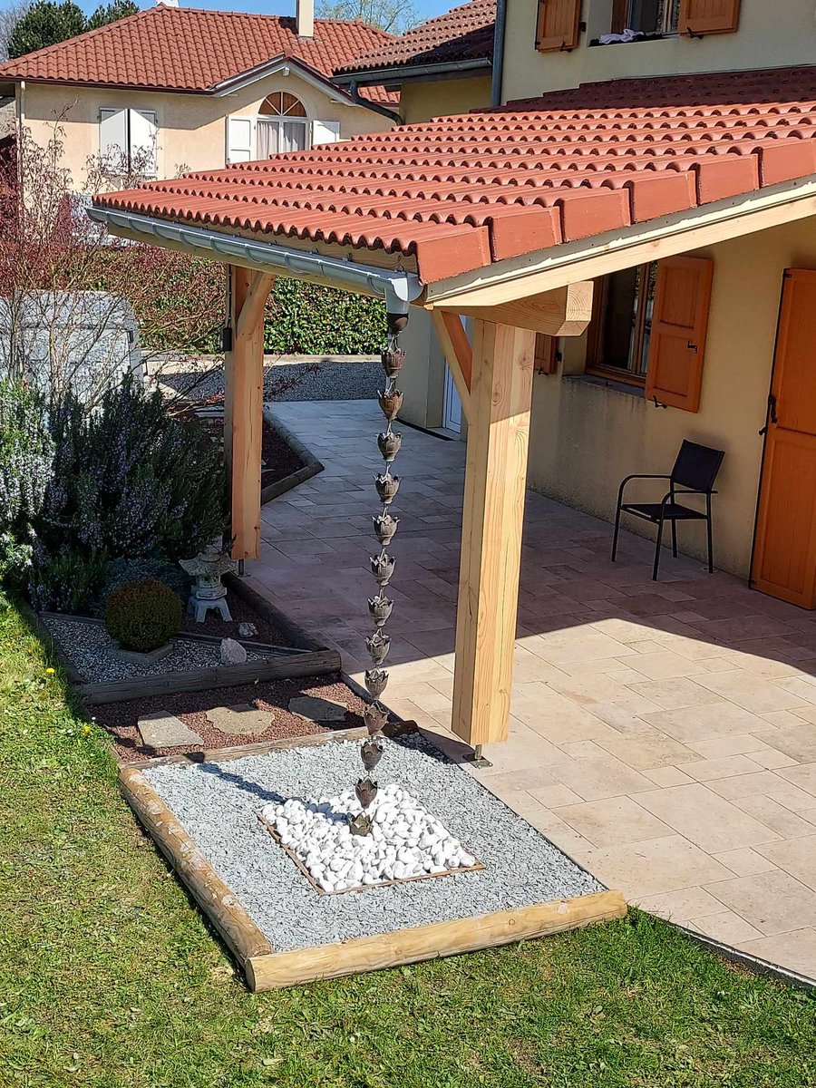 LafayeDavid's tweet photo. Pergolas avec couverture tuiles. Chaîne de pluie avec réserve d’eau habillée déco…… https://t.co/DThnoT9LPZ ……pour plus d’informations. ……pierres #pergola #pourtoi #creation #faitmain #artisanal #decoration #bois #charpente https://t.co/ZiUY7Cvwvj