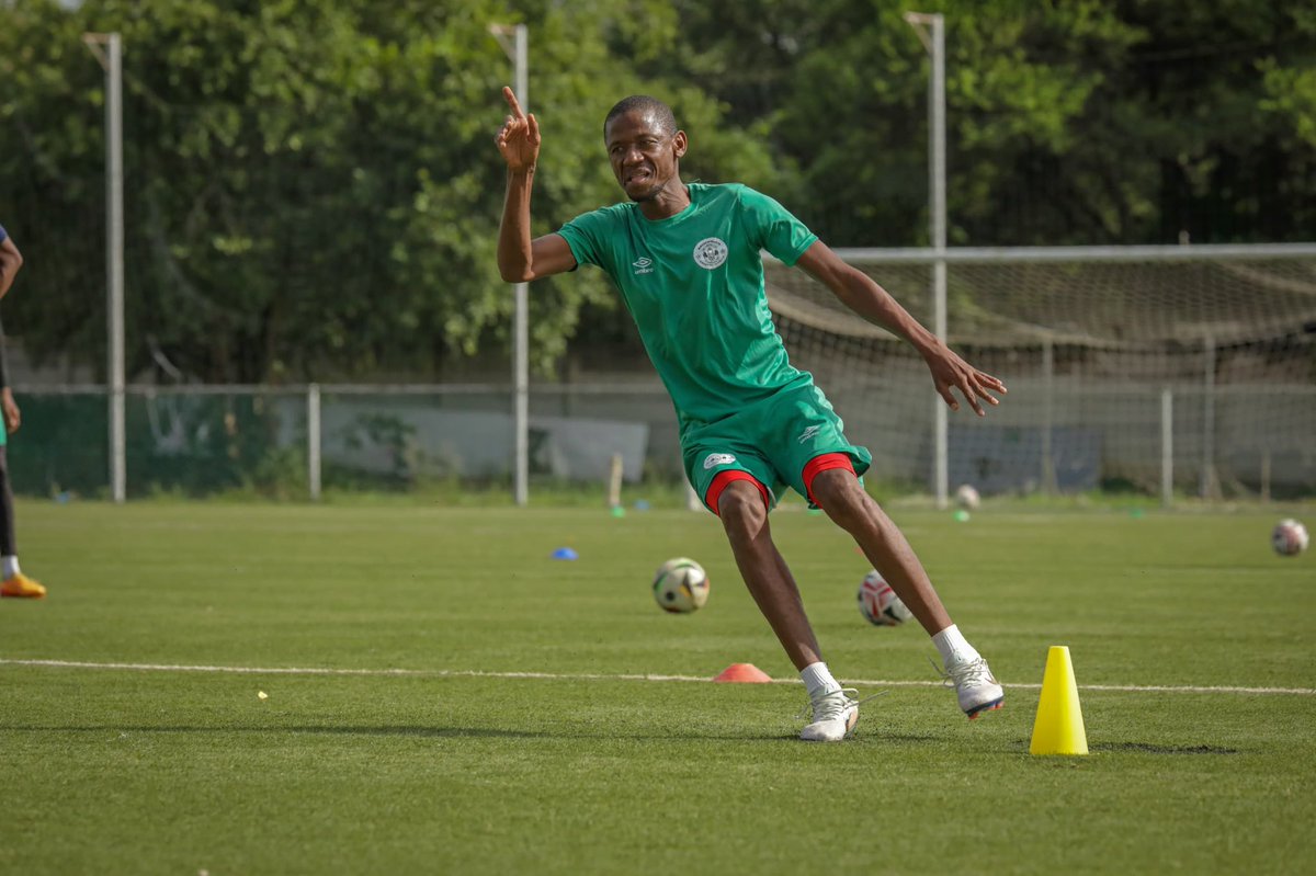 CentreChiefsFC's tweet photo. All set. All focus. The boys are suited up and ready to make it count tomorrow. 📸
#MagosiMaaparankwe
#TodaysTraining https://t.co/cQBMPHVfPf