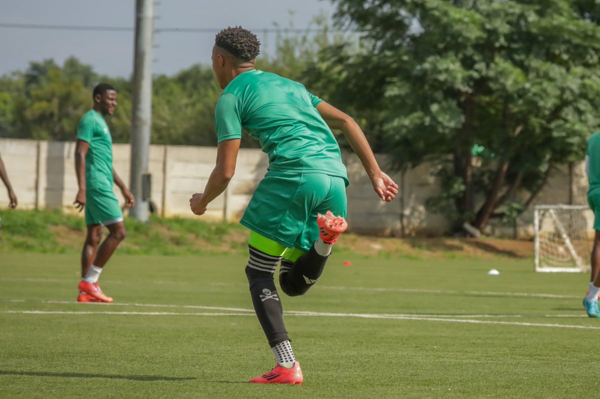 CentreChiefsFC's tweet photo. All set. All focus. The boys are suited up and ready to make it count tomorrow. 📸
#MagosiMaaparankwe
#TodaysTraining https://t.co/cQBMPHVfPf