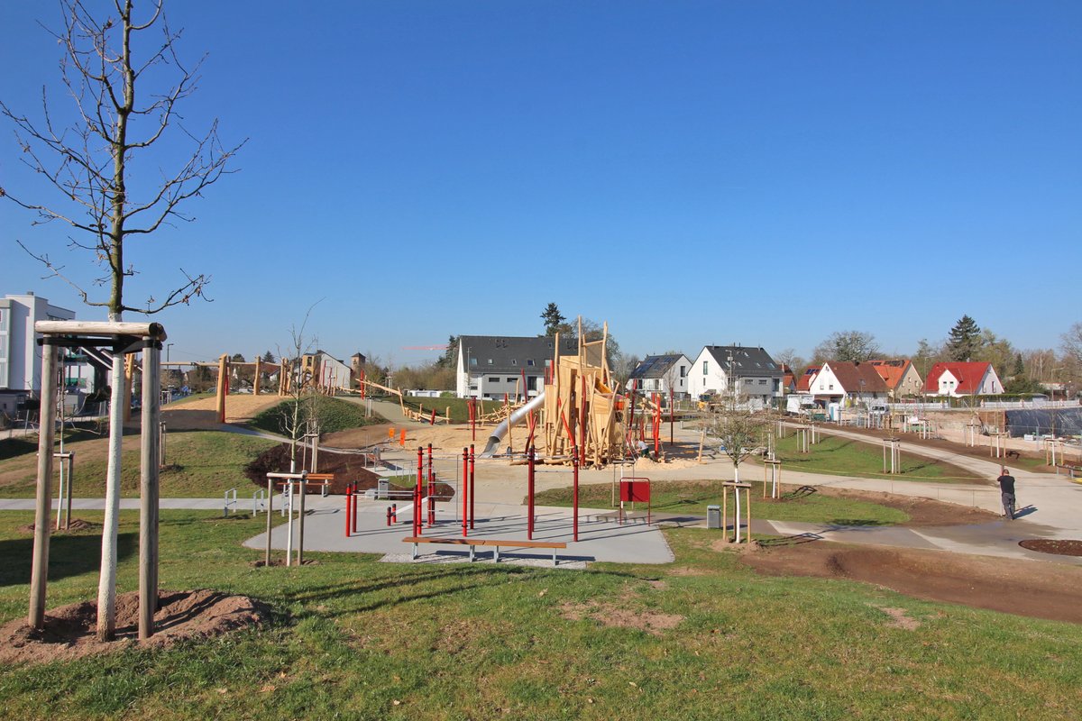 nuernberg_de's tweet photo. Der Züricher Park in #Nürnberg ist fertig. Die Grünanlage in Großreuth bei Schweinau hat 198 neue Bäume, zwei Spielplätze und Flächen für Sport und Freizeit: https://t.co/cZ7m6YApdg https://t.co/EBXHE25L2H