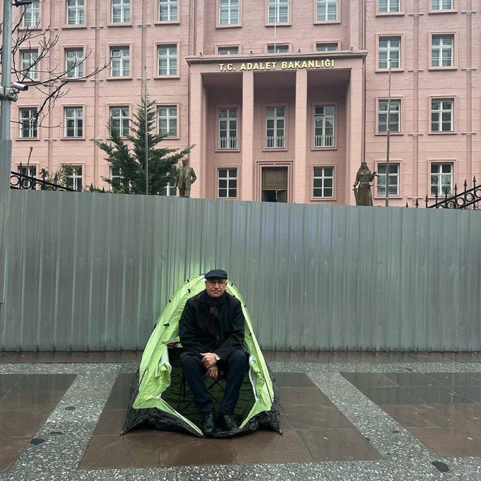 tekhabermerkezi's tweet photo. Mahmut Tanal, Adalet Bakanlığı önünde çadır kurarak gençler ve öğrenciler için sabaha kadar nöbet tutacağını söyledi.
#SerbestBırak #GazaNeedsBread #Trump #UzakŞehir #Netanyahu #TayyipTalha #TelAviv #Rahip #FilistineİhanetEtme https://t.co/pjAZEYTb3F