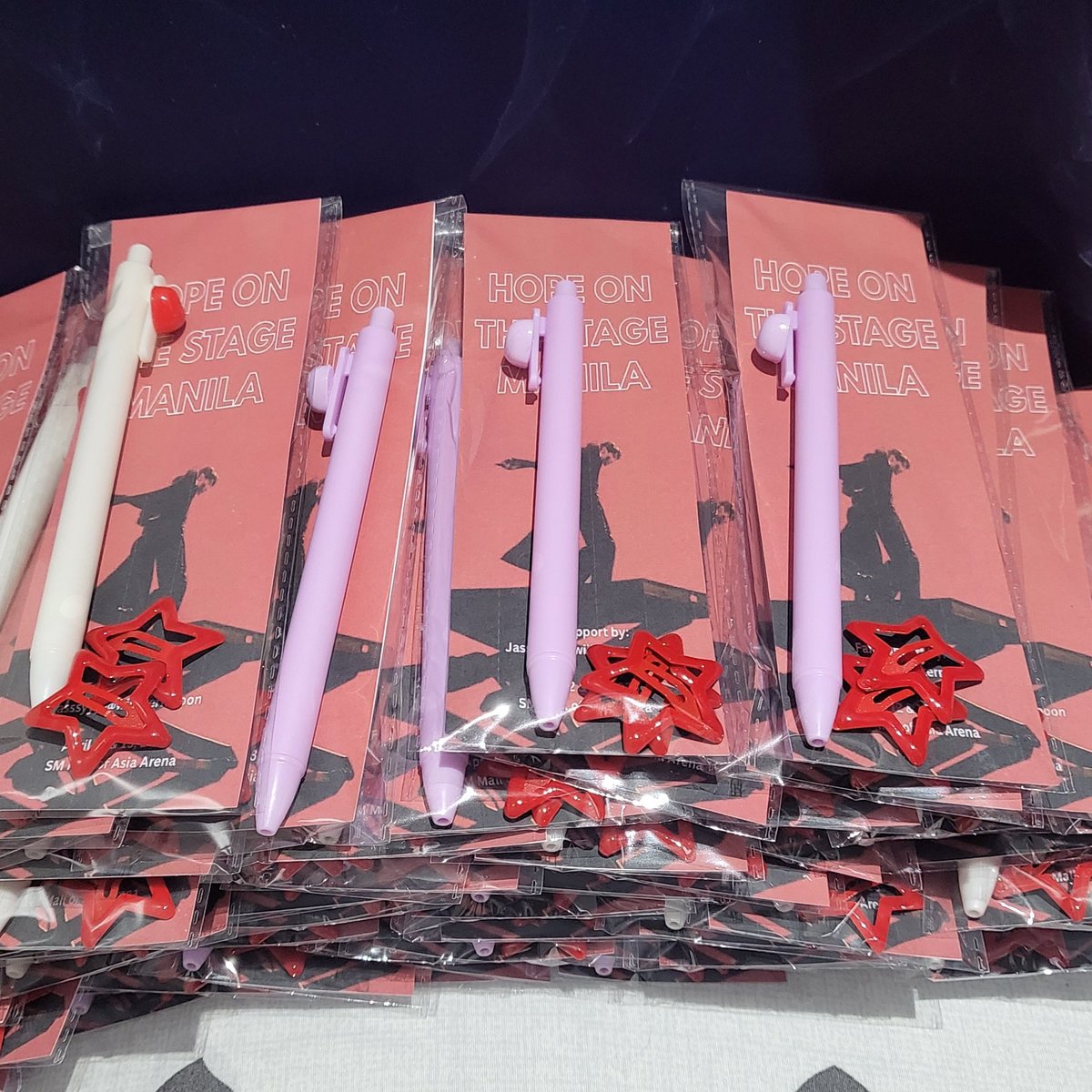 wiiintermooon's tweet photo. 3 DAYS TO GOOOOOO 🥳
DONE PACKING MY FREEBIES FOR DAY 1 &amp; DAY 2 🥹🫶

120 pcs - pens with star clips
100 pcs - keyrings

#HOPE_ON_THE_STAGE_TOUR_MNL 🥰💜 https://t.co/KFJyFyOfQJ