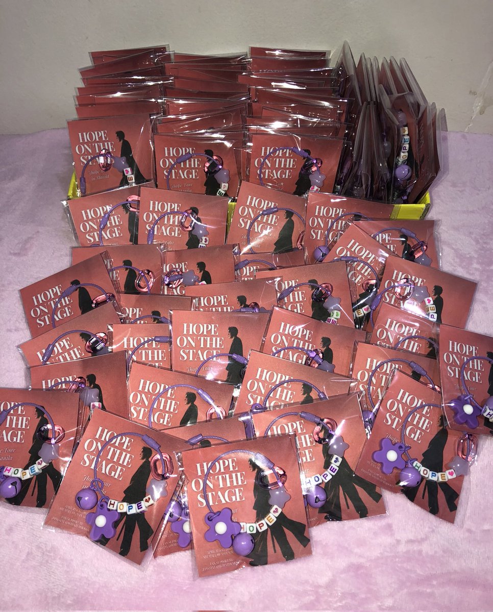 wiiintermooon's tweet photo. 3 DAYS TO GOOOOOO 🥳
DONE PACKING MY FREEBIES FOR DAY 1 &amp; DAY 2 🥹🫶

120 pcs - pens with star clips
100 pcs - keyrings

#HOPE_ON_THE_STAGE_TOUR_MNL 🥰💜 https://t.co/KFJyFyOfQJ