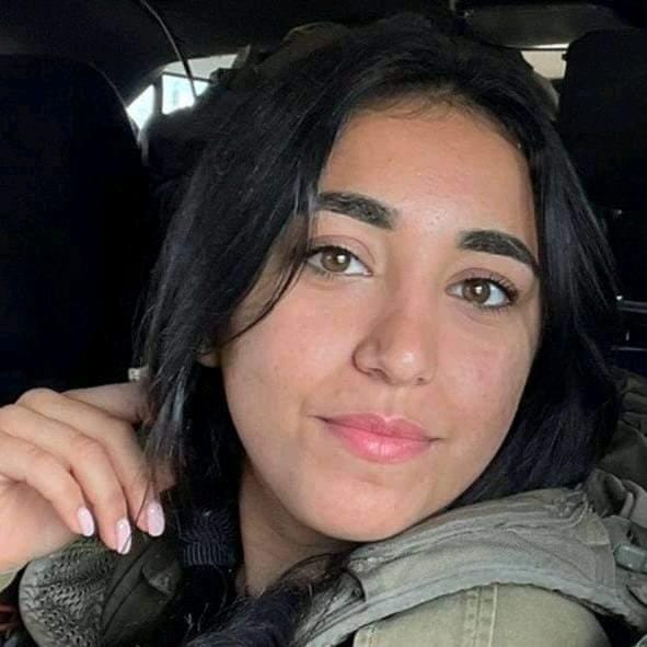 ACOM_es's tweet photo. SHIREL, LA HEROÍNA.
El 7 de octubre de 2023, la sargento Shirel Haim Pour, de 20 años, debía pasar su último fin de semana en el ejército. 
Cuando empezaron a sonar las sirenas, Shirel corrió al refugio con sus amigos, vestida de paisano. Pero al darse cuenta de la urgencia del momento, tomó la valiente decisión de abandonar el refugio y volver a la sala de mando, corriendo entre disparos y fuego de mortero para ayudar a controlar el ataque terrorista que se estaba produciendo.   
En el interior, Shirel tomó el mando. Informó sobre el ataque, dirigió a las fuerzas y mantuvo la calma y la concentración mientras el caos se desataba a su alrededor. 
Las grabaciones de las FDI captan su voz serena y profesional guiando a las tropas durante esas horas críticas. A las 10:53 a.m., envió un mensaje de texto a su familia diciéndoles que estaba a salvo y que los quería, tratando de tranquilizarlos incluso cuando la situación empeoraba.  
La batalla fuera de la sala de mando duró unos 50 minutos. Cuando los terroristas no consiguieron entrar, prendieron fuego a la sala con todos los que estaban dentro. 
Shirel murió defendiendo la base de Nahal Oz. Su valor y su rapidez mental ayudaron a salvar muchas vidas.
Que su memoria sea una bendición, que descanse en paz.