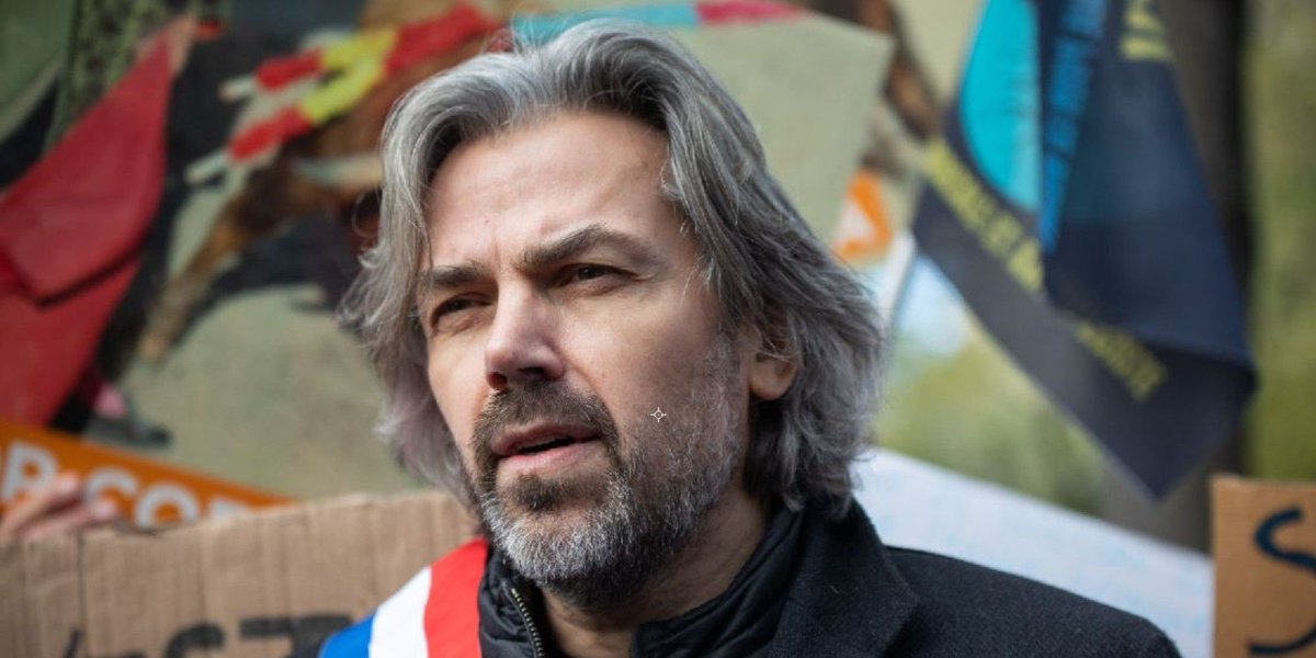 LBleuBlancRouge's tweet photo. Aymeric Caron est certainement un des personnages les plus détestables du paysage politique français. On est d’accord ? https://t.co/oRf9QMA4Lx