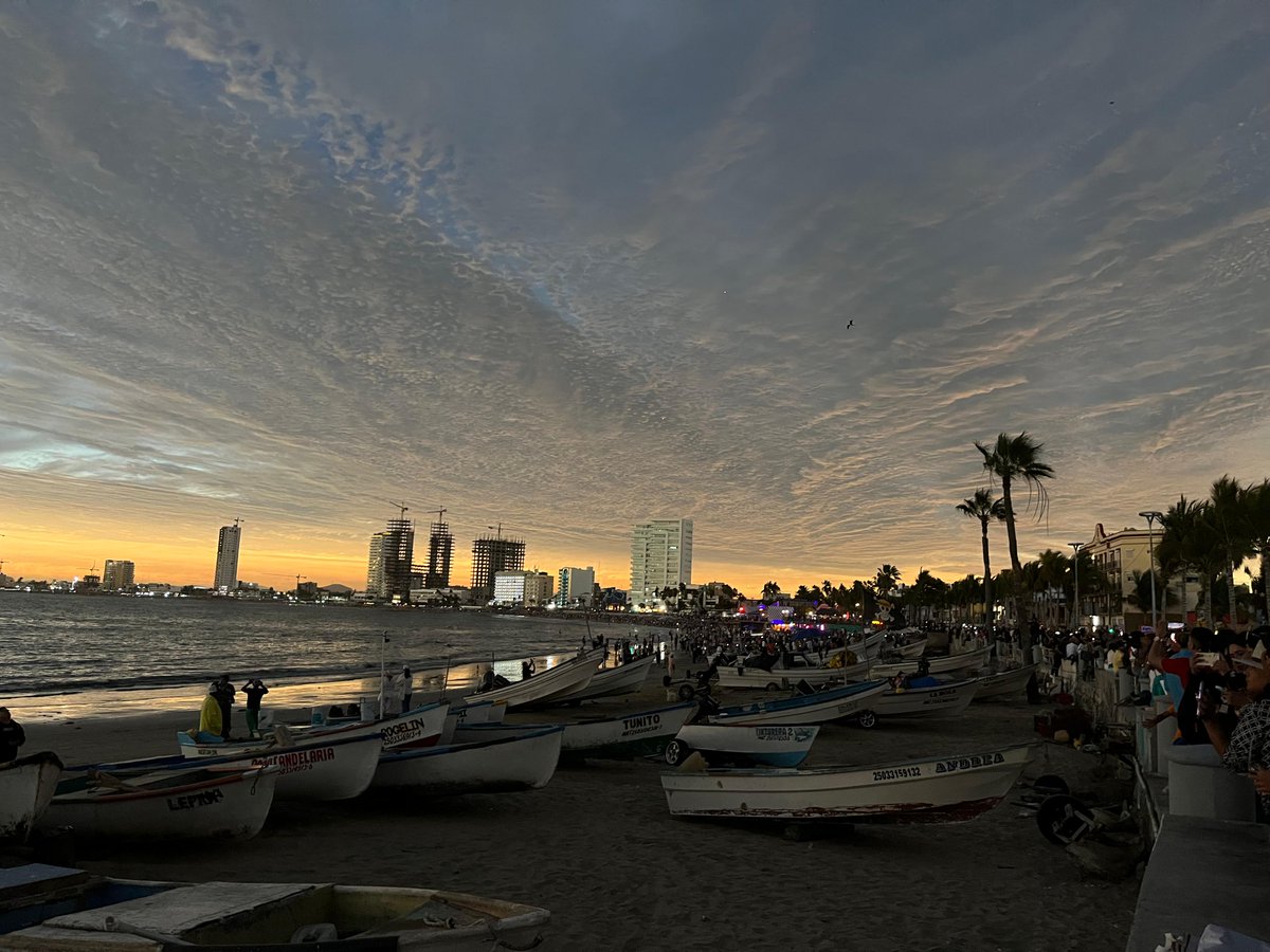VisitaMazatlan's tweet photo. Hace un año, Mazatlán fue testigo de un momento histórico: el primer lugar del mundo en ver el espectacular eclipse total de sol.

Hoy lo recordamos con estas imágenes que aún nos erizan la piel. 

Sin duda algo que nunca olvidaremos. 🧵

🌘🌞✨

#eclipse8abril https://t.co/XbtXRwk1Te