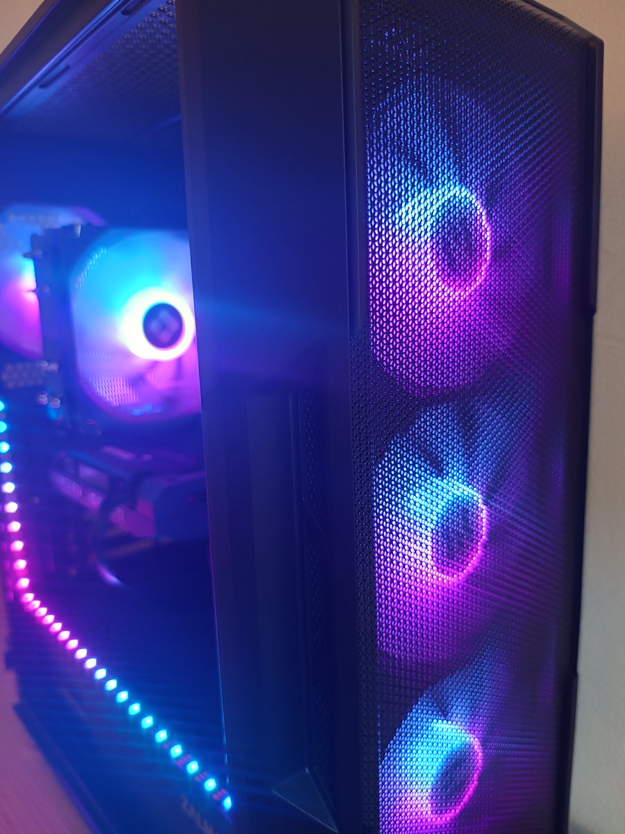 StellaPCs_nl's tweet photo. Leuke LED strip in je PC? #rgb #gamingpc #ledstrip https://t.co/eIXcPGzqyA