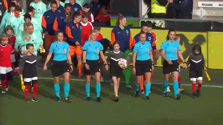 espremealaranja's tweet image. Pronto: jogadoras de Áustria e Holanda (Países Baixos) entrando em campo na Cashpoint Arena, na cidade austríaca de Altach, com a juíza polonesa Ewa Augustyn e sua equipe à frente.

Virão os hinos, virá o jogo. #NEDAUT #UWNL