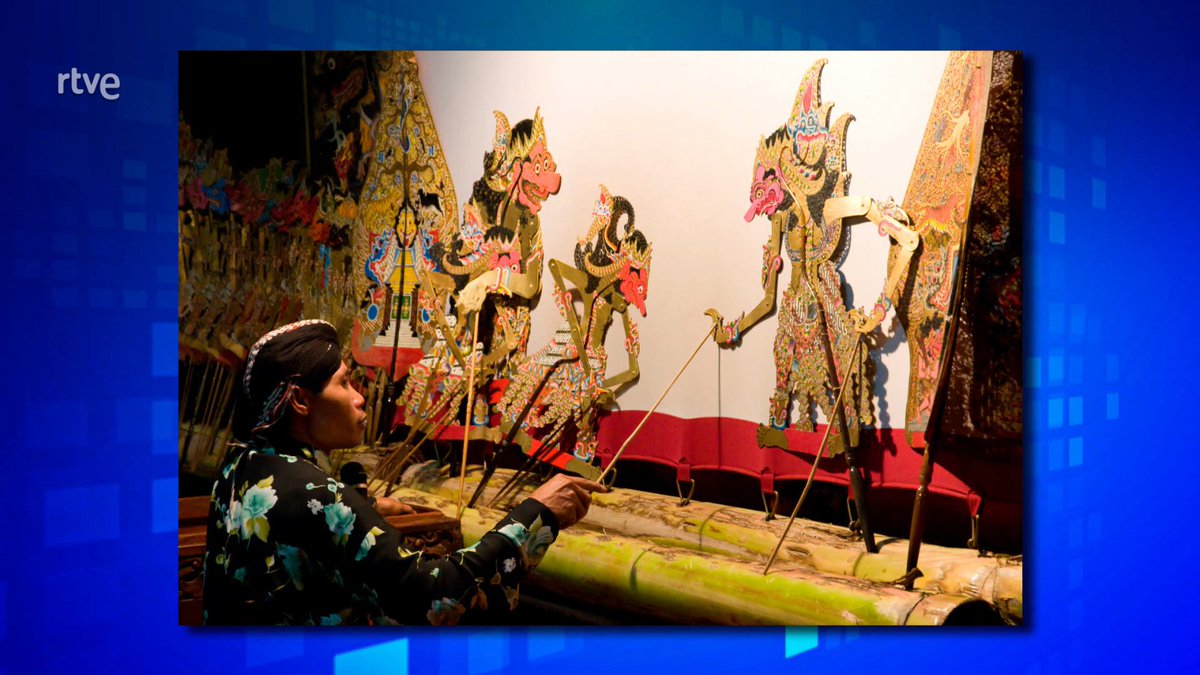 la2_tve's tweet photo. El teatro de marionetas Wayang lleva 10 siglos desarrollando su manera particular de contar historias tradicionales o religiosas. Nacido en Java, Indonesia, este arte de marionetas artesanas se ha extendido a otras partes del país, siendo una tradición muy respetada. #SaberYGanar https://t.co/jdFqMklc3n