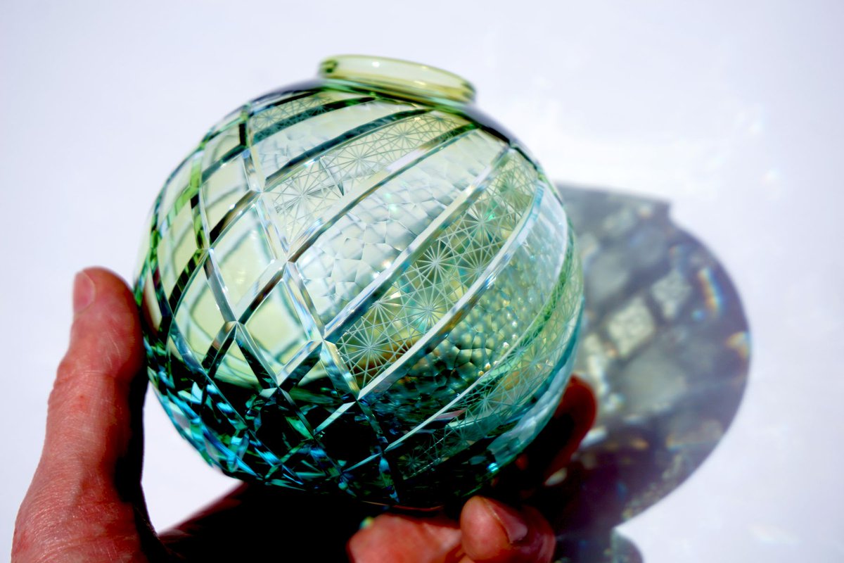 rinzen_kiriko's tweet photo. 【凛然切子　春のプレゼント企画】
写真のイエロースカイブルーのまあるい花器を1名様にプレゼント致します。
~抽選対象~ 
1,当アカウントをフォロー  
2,当ツイートをリポスト  
※当選発表時にアカウント名が公開されます。
・2025年4月13日18:00締め切り https://t.co/ANJkPIRLKv