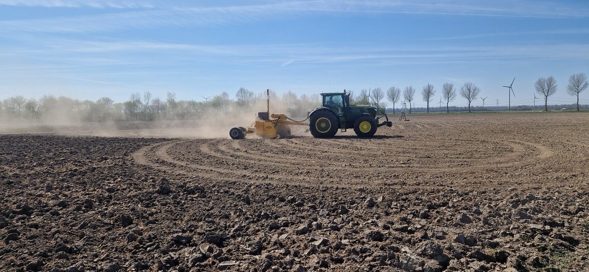 Ongekend droge omstandigheden. We maken er maar even gebruik om een ex-proefveld perceel te egaliseren.