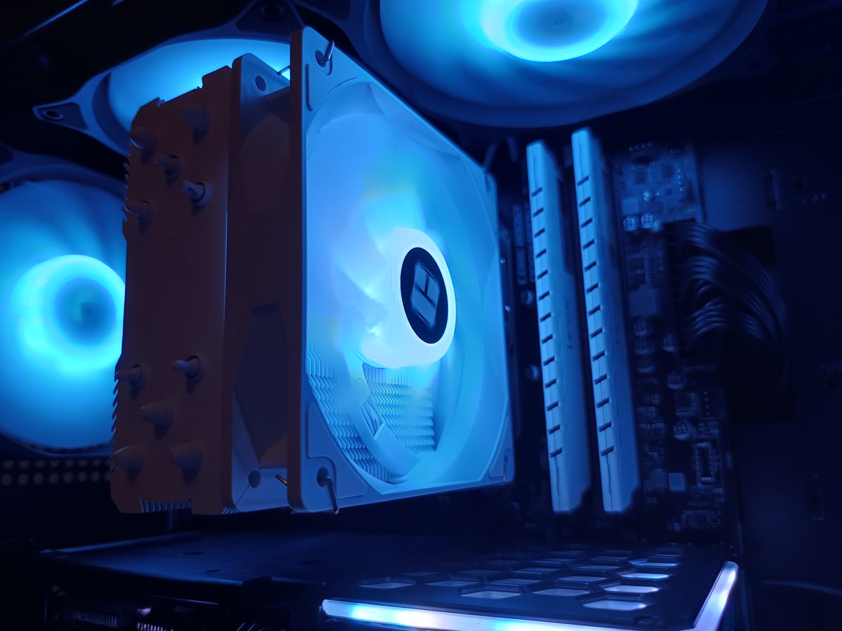 StellaPCs_nl's tweet photo. Zwart/witte PC met nette RGB! #rgb #gaming #pcbuild https://t.co/kawV1EMQcR