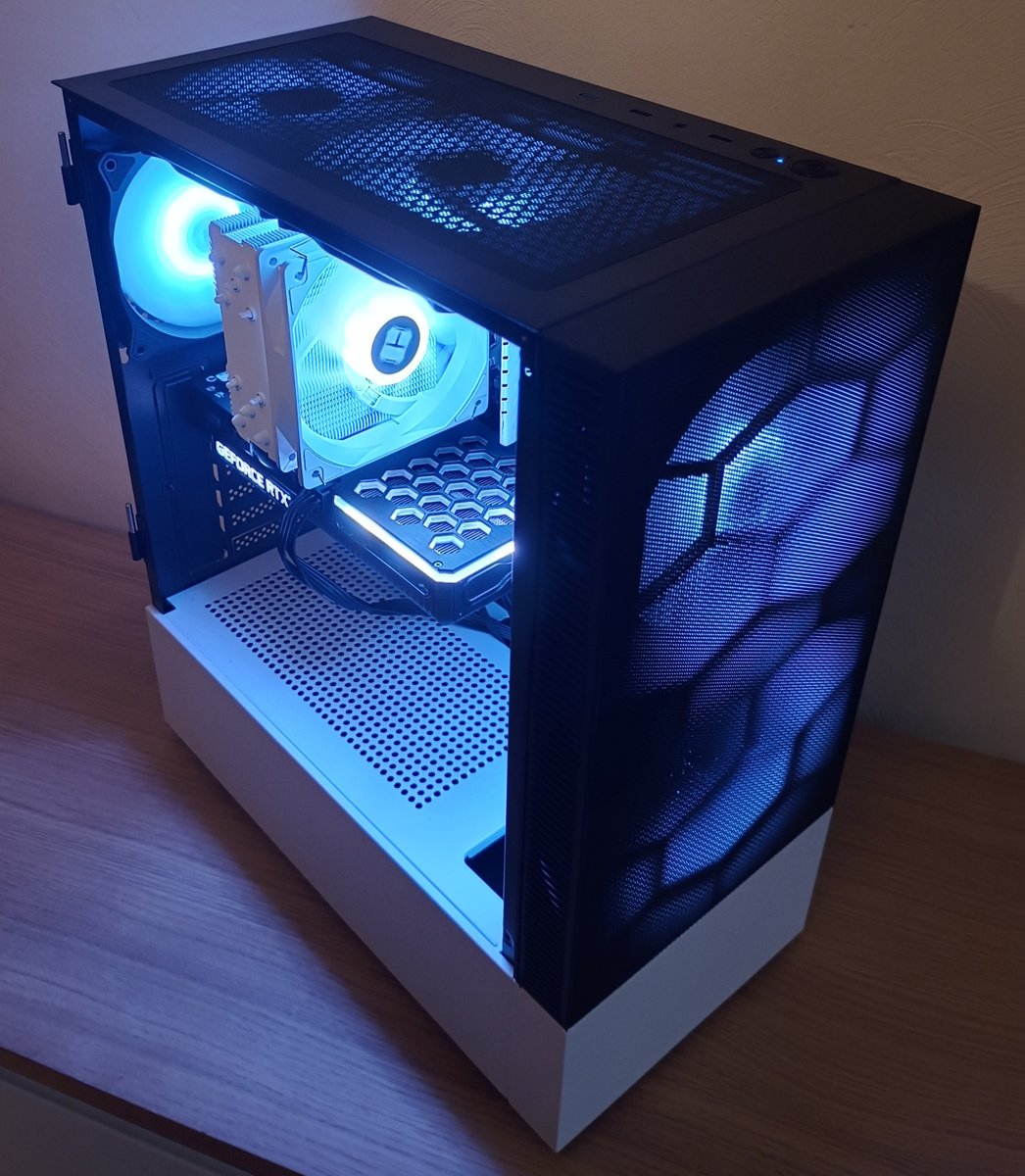 StellaPCs_nl's tweet photo. Zwart/witte PC met nette RGB! #rgb #gaming #pcbuild https://t.co/kawV1EMQcR