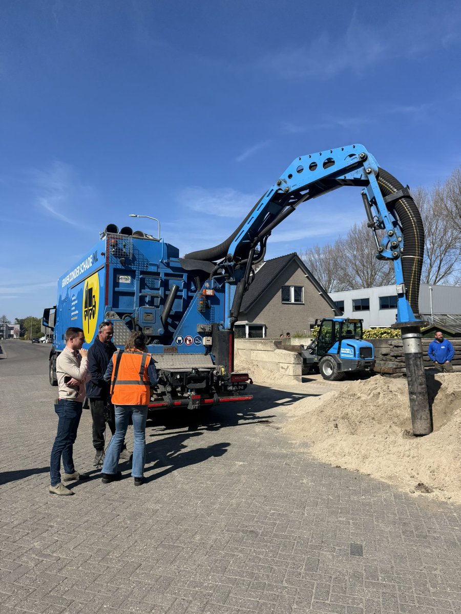 KAvanDaalenZn's tweet photo. #Grootnieuwsradio kwam tijdens hun #vriendenweek bij ons langs.
Hoe gaaf is het om dan met een echte #grondzuigwagen aan de gang te gaan🤩. Beide hebben het geweldig gedaan💙💪! Op naar veel nieuwe vrienden van Groot Nieuws Radio 📻🎶🎤
#gravenzonderschade #oefeningbaartkunst https://t.co/jwvqbBVSEK