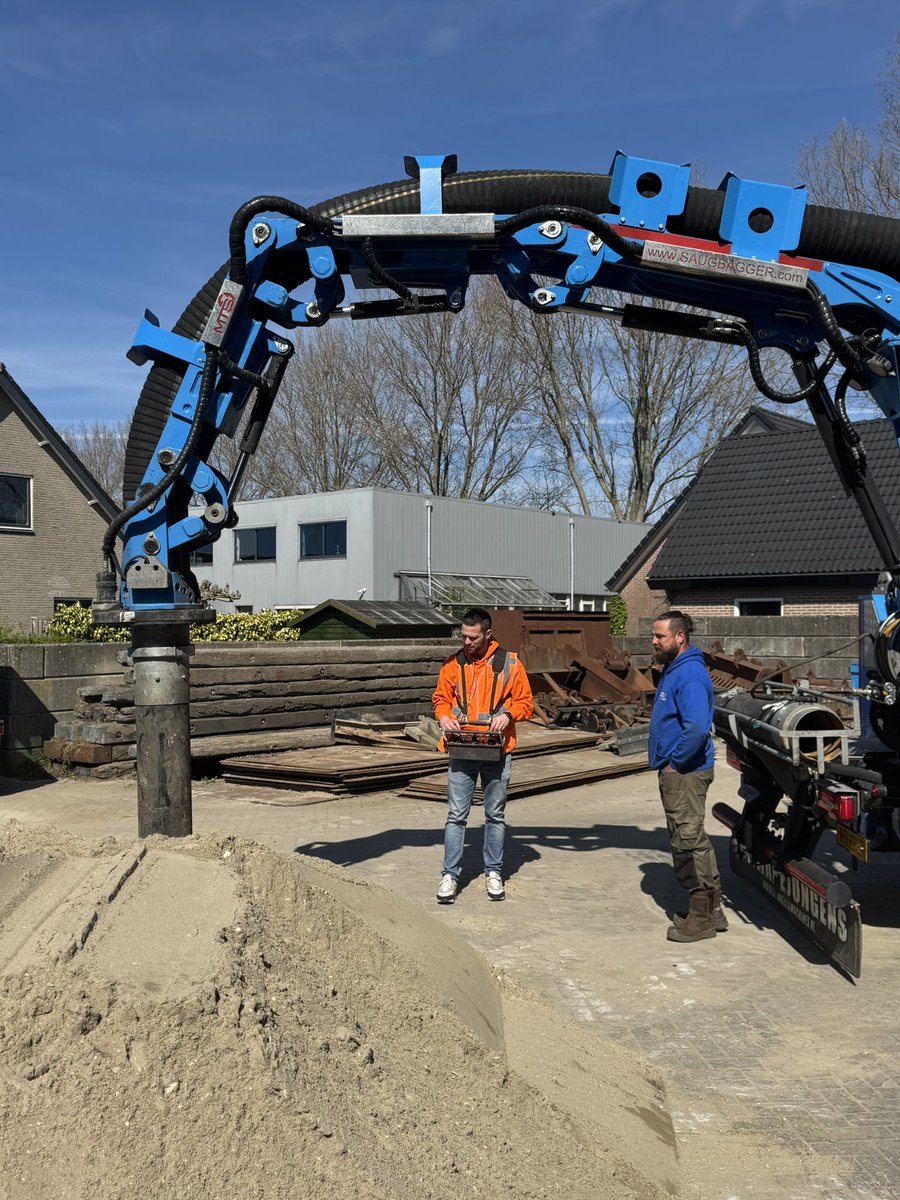 KAvanDaalenZn's tweet photo. #Grootnieuwsradio kwam tijdens hun #vriendenweek bij ons langs.
Hoe gaaf is het om dan met een echte #grondzuigwagen aan de gang te gaan🤩. Beide hebben het geweldig gedaan💙💪! Op naar veel nieuwe vrienden van Groot Nieuws Radio 📻🎶🎤
#gravenzonderschade #oefeningbaartkunst https://t.co/jwvqbBVSEK