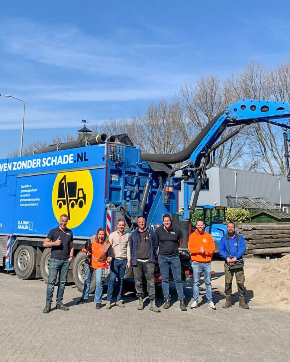 KAvanDaalenZn's tweet photo. #Grootnieuwsradio kwam tijdens hun #vriendenweek bij ons langs.
Hoe gaaf is het om dan met een echte #grondzuigwagen aan de gang te gaan🤩. Beide hebben het geweldig gedaan💙💪! Op naar veel nieuwe vrienden van Groot Nieuws Radio 📻🎶🎤
#gravenzonderschade #oefeningbaartkunst https://t.co/jwvqbBVSEK
