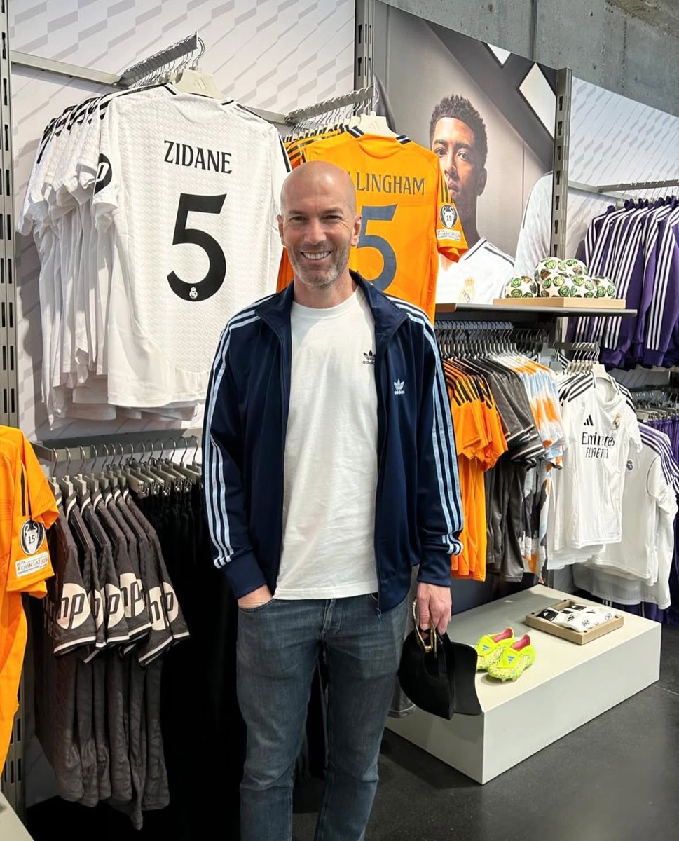 ActuFoot_'s tweet photo. "𝗛𝗮𝗹𝗮 𝗠𝗮𝗱𝗿𝗶𝗱 !" 🤍

Zinedine Zidane envoie son soutien au Real Madrid avant le match face à Arsenal ce soir.

📲 Instagram https://t.co/wIWTe50J2g