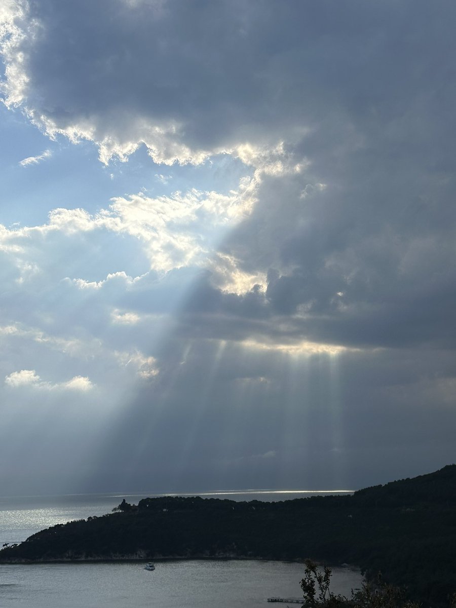 turkerkilic's tweet photo. “Hakikat-Sonrası” dönemden “Erdem-Sonrası” döneme girdik..

Dünya artık çok başka bir yer!

Posttruth da bitti.. 
‘Doğru’ diye anlatılanın gerçeklikle bağının koptuğu dönemi de bitirdik.

Artık ‘doğru’ diye anlatılanın erdemle de ilişkisi yok.
Yeni dönemin adı: “Postvirtue”

Yaşamla hemhal olup yaşam için varolanlarla, yaşamdaki her şeyi kendilerinin malı sananlar arasında gerçekleşecek esas “yaşam savaşı”.

Bu mücadeleyi yaşamı malı sananlar kazandıklarını zannettikçe kaybedecekler. 

Çünkü onlar da, bilmeseler de, yaşamın parçaları ve yaşam tükenirse bu yaşamtüccarları da tükenecekler.

Çünkü yaşam en büyük, güzel, zeki ve güçlü kudret.

“Yaşamdaşlar” ile “Yaşamtüccarları” arasında oynanacak artık bu ömürlük oyun.

#Penceremdenİstanbul