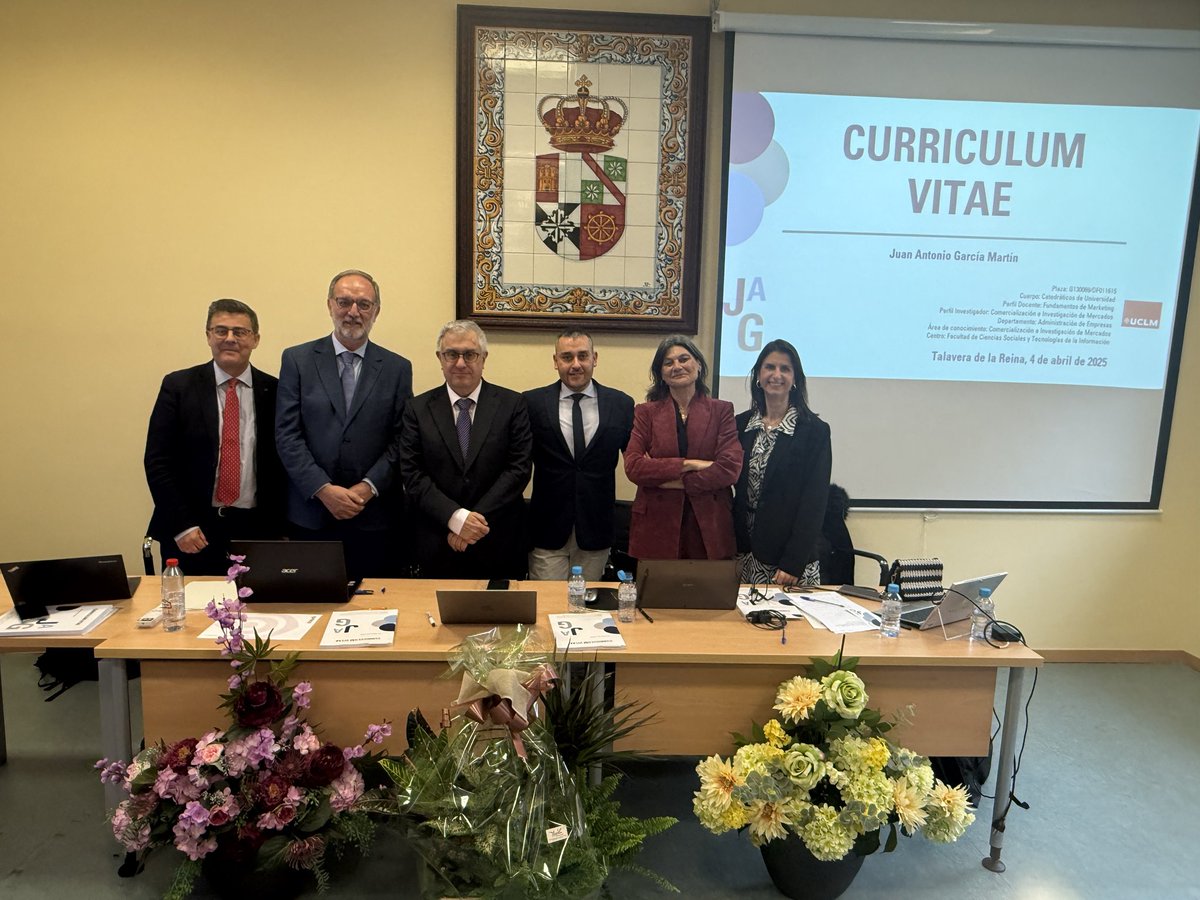 FacSoTI_UCLM's tweet photo. Nuestro compañero Juan Antonio García se convirtió el pasado viernes 4 de abril en catedrático de universidad 🎓. Un acto emotivo en la Sala Clara Campoamor, arropado por compañeros, amigos y familia. ¡Enhorabuena, Juan Antonio, y a toda la Facultad, que ya suma tres cátedras! 🎊 https://t.co/taXpc9tYCY