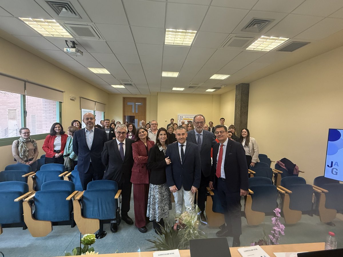 Nuestro compañero Juan Antonio García se convirtió el pasado viernes 4 de abril en catedrático de universidad 🎓. Un acto emotivo en la Sala Clara Campoamor, arropado por compañeros, amigos y familia. ¡Enhorabuena, Juan Antonio, y a toda la Facultad, que ya suma tres cátedras! 🎊